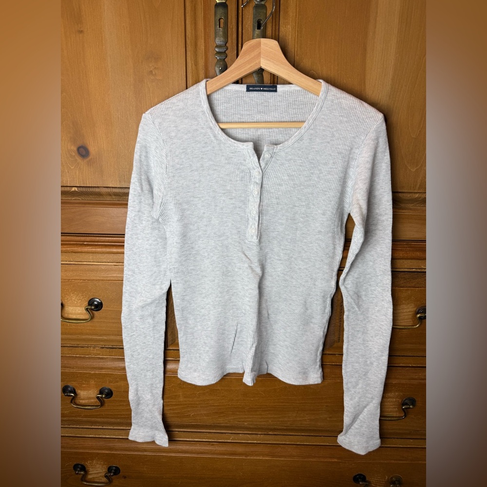 Brandy Melville Long Sleeve Ribbed Henley in Light Heather Gray